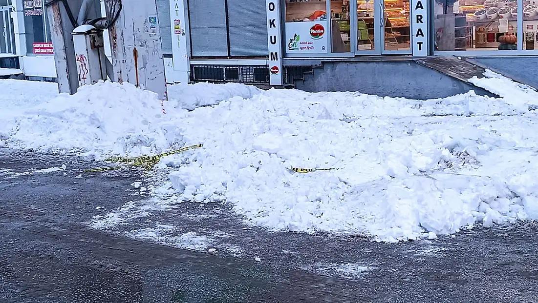Tatvan'da çatıdan düşen buz kütlesi bir hayatı sonlandırdı