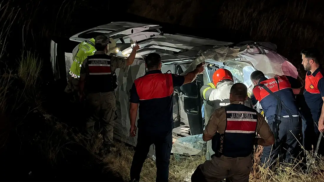 Tatvan’da U dönüşü sırasında iki araç çarpıştı: 4 kişi yaralandı