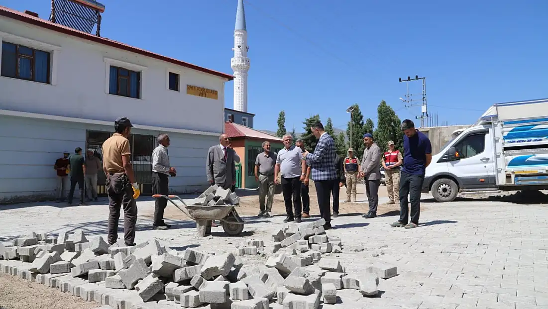 Tutak Köyü'nde kilitli parke çalışmaları hız kesmeden sürüyor