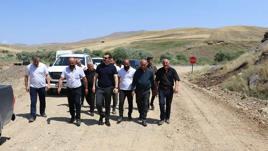 Tutak'ta eski Hükümet Konağı'nın yıkım süreci yerinde incelendi
