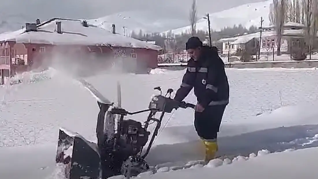 Van Başkale’de Karla Mücadele Çalışmaları Aralıksız Sürüyor