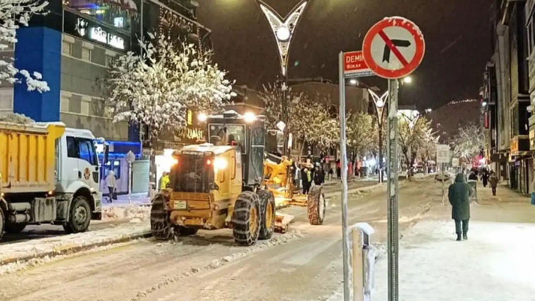 Van’da Buzlanmaya Karşı Tuzlama Çalışmaları Sürdürülüyor
