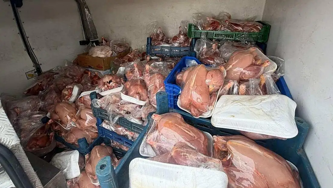 Van’da gıda denetimi: Tüketime hazır 200 tavuk muhafaza altına alındı