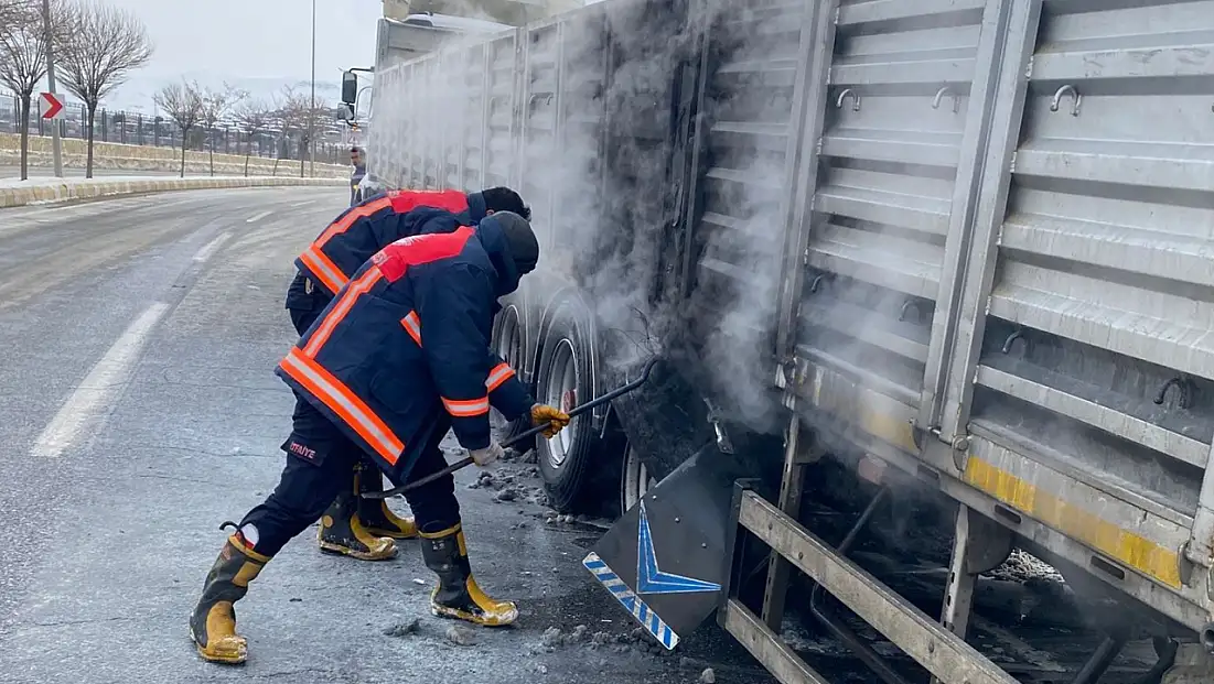Van’da hareket halindeki tırdan alevler yükseldi
