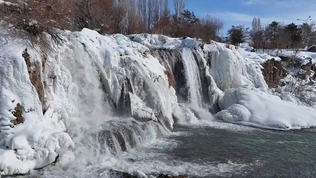 Van’da kış masalı: Muradiye Şelalesi beyaza büründü