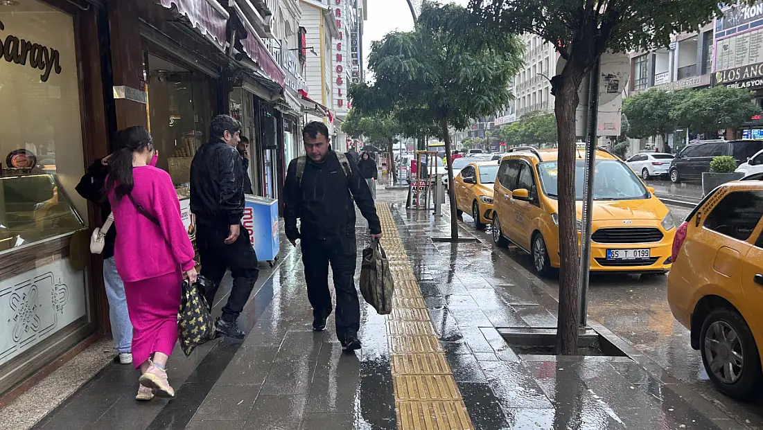 Van’da sağanak aniden bastırdı, cadde ve sokaklar suyla kaplandı