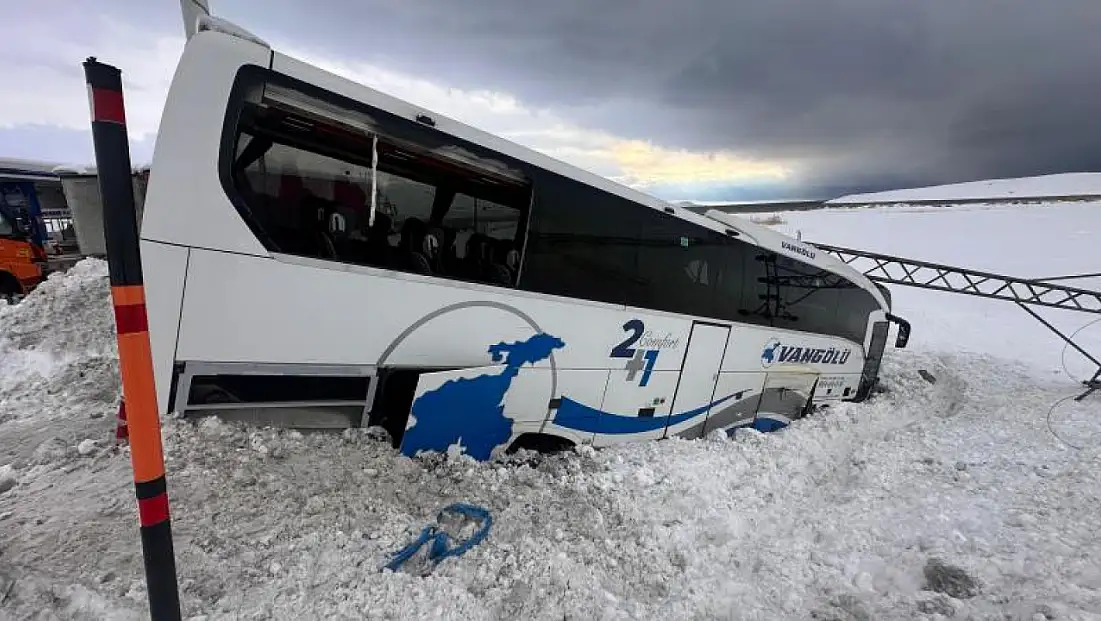 Van’da yolcu otobüsü kar küreme aracına çarptı: 11 yaralı