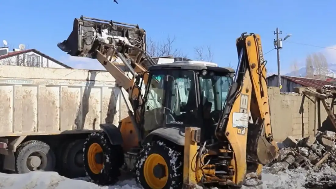 Van Edremit Eminpaşa Mahallesi’nde Mevzuata Aykırı Ahır Yıkımı Gerçekleştirildi