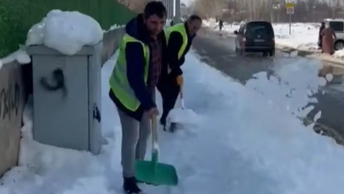 Van Erciş’te Kaldırımlarda Biriken Karlar Titizlikle Temizleniyor