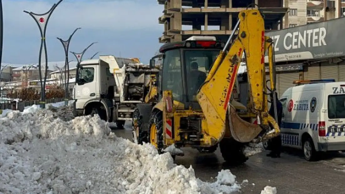 Van Erciş’te Kar Küreme Çalışmaları Aralıksız Sürüyor