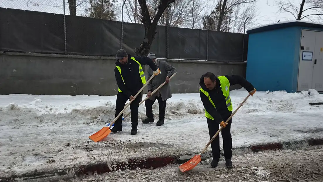 Van Erciş’te Kar Küreme Çalışmaları Aralıksız Sürüyor