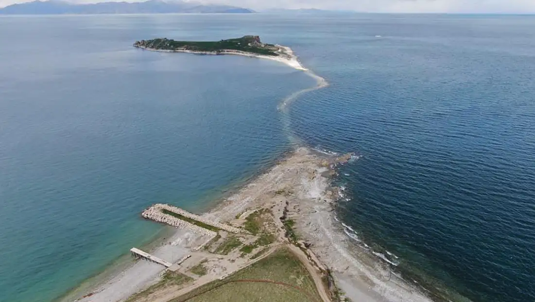 Van Gölü'ndeki su çekilmesi antik yolun gün yüzüne çıkmasına neden oldu