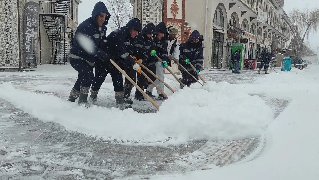 Van Gürpınar’da Karla Mücadele Tüm Hızıyla Sürüyor