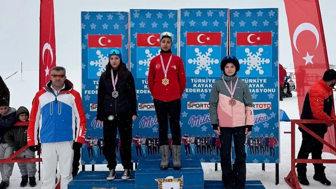 Vanlı Sporcu Hayrunisa Ayçiçek’ten Büyük Gurur