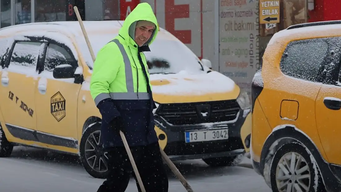 Zorlu Kış Şartlarına Rağmen Bitlis Güroymak’ta Çalışmalar Sürüyor
