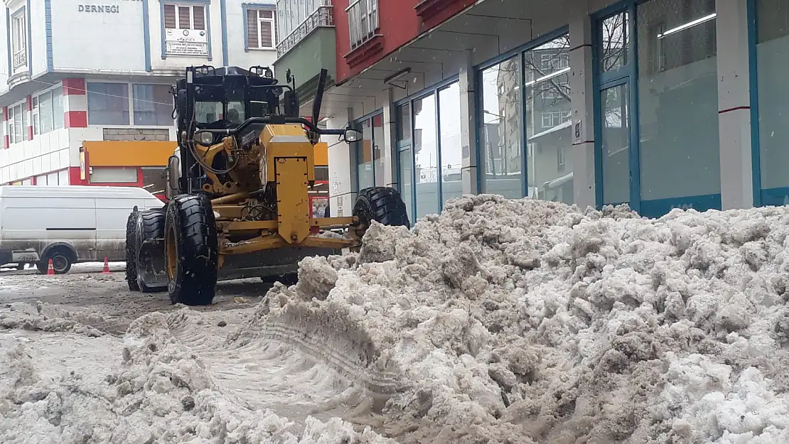 Ağrı'da kar temizleme çalışmaları sürüyor