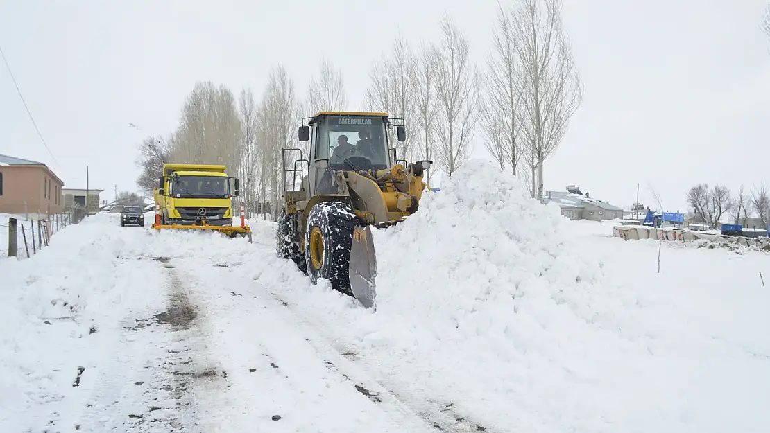 Ağrı'da ulaşıma kapanan 102 köy yolu açıldı