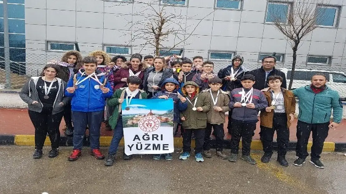 Ağrılı yüzücülerden 64 madalya