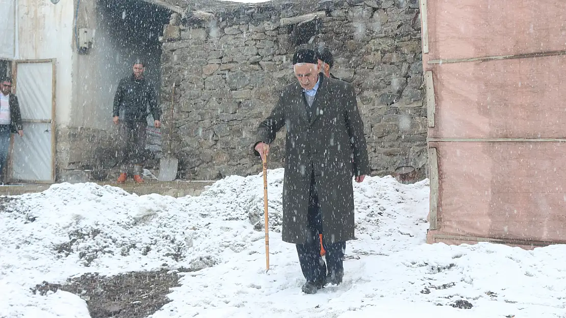 Ağrı'da kral gibi muhtar