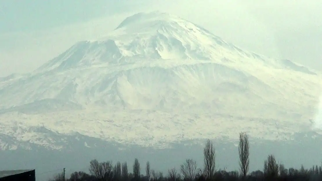 Ağrı Dağı'na düşen kar ortaya güzel görüntüler çıkardı