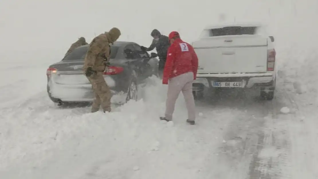 Tipiye yakalanan vatandaşların imdadına Kızılay koştu