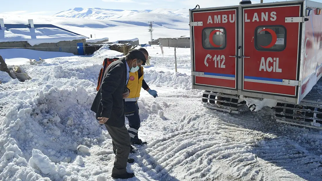 Ağrı'da 80 yaşındaki hasta 6 saatlik çalışma sonucu hastaneye ulaştırıldı