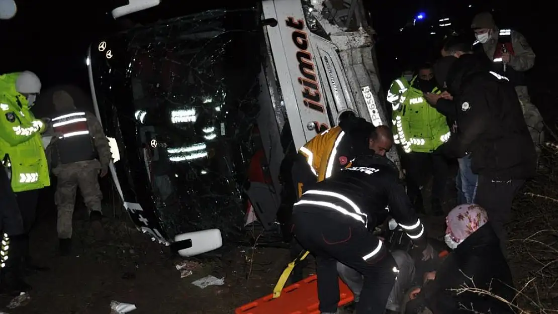 Ağrı otobüsü tarlaya uçtu: 39 yaralı