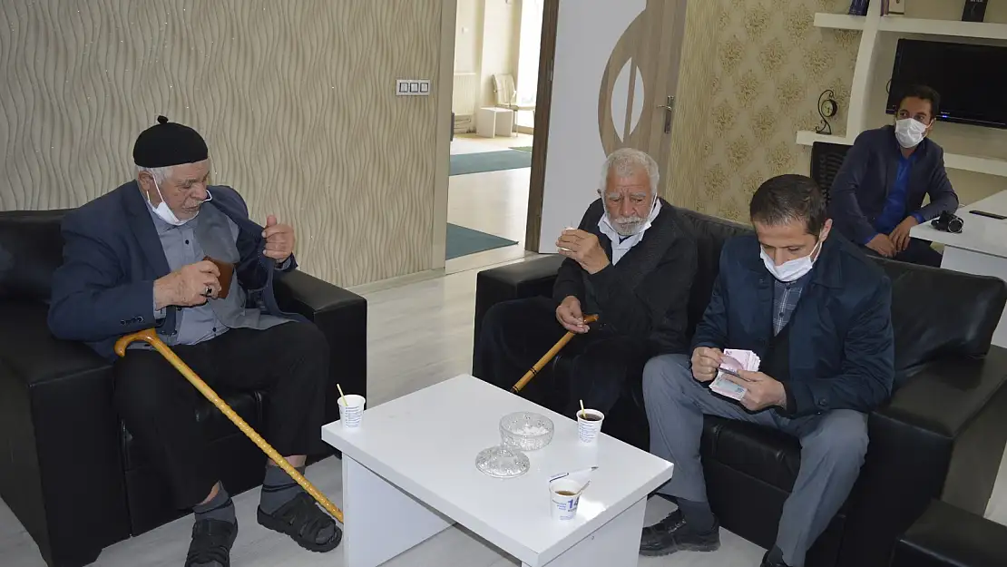 Ağrı Huzurevi sakinlerinden Merkez Cami inşaatına yardım