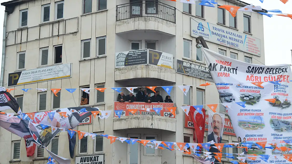 Ağrı CHP Cumhurbaşkanı Erdoğan'ı balkondan takip etti