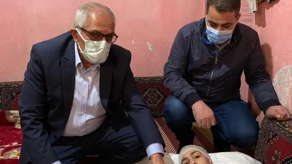 Ağrı'da öğretmenlerden beyin ameliyatı olan öğrenciye yardım