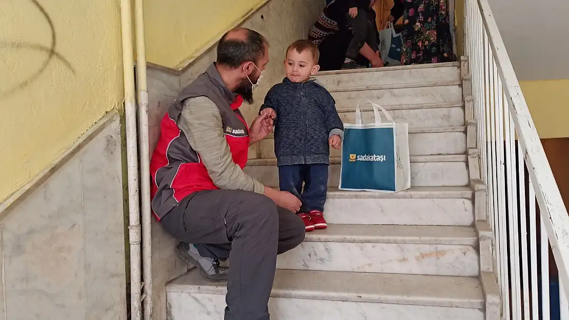 Sadakataşı Derneği Ağrı Temsilciliğinden ihtiyaç sahibi ailelere yardım eli
