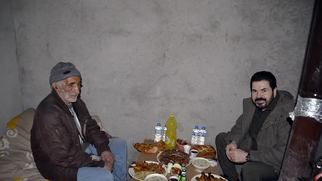 Başkan Sayan, iftarda Aziz Amca'ya konuk oldu