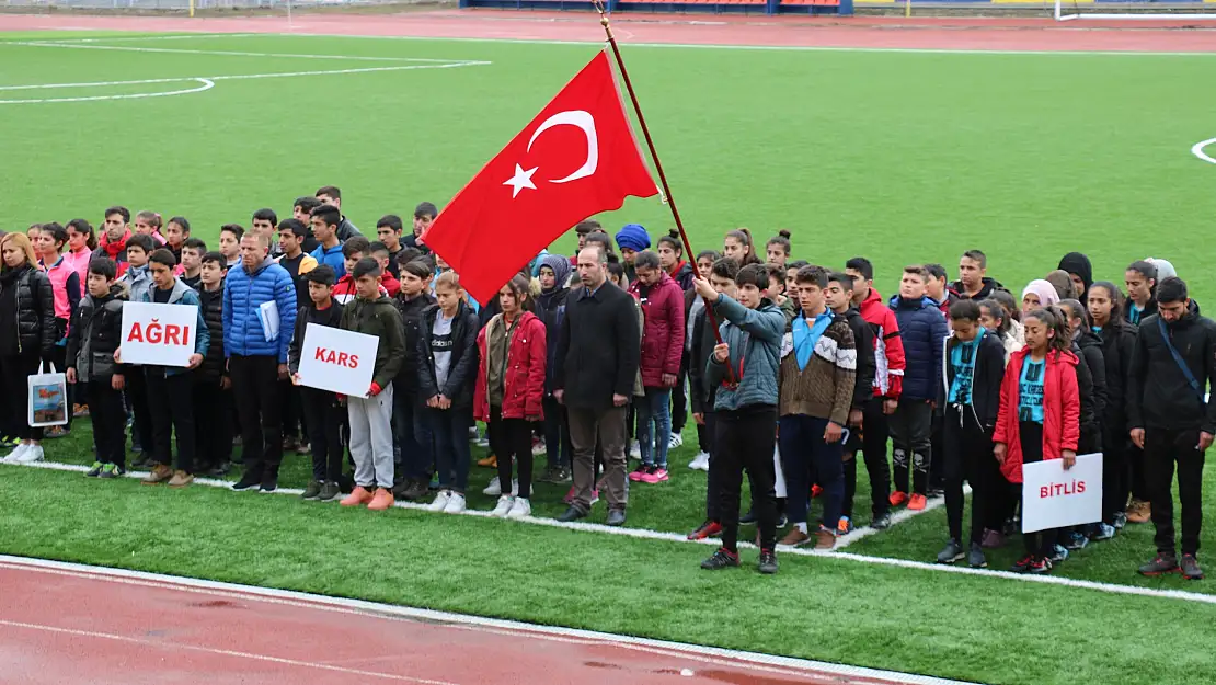 Ağrı'da Yıldız Kız- Erkek Futbol Grup Müsabakaları başladı