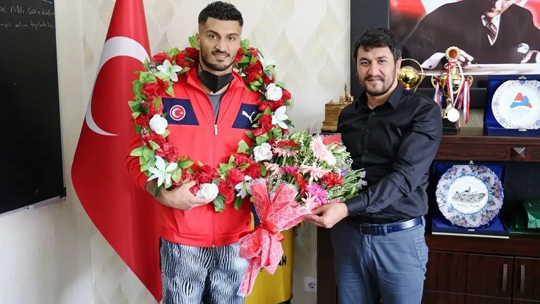 Tokyo vizesi alan Ağrılı boksör Bayram Malkan çiçeklerle karşılandı