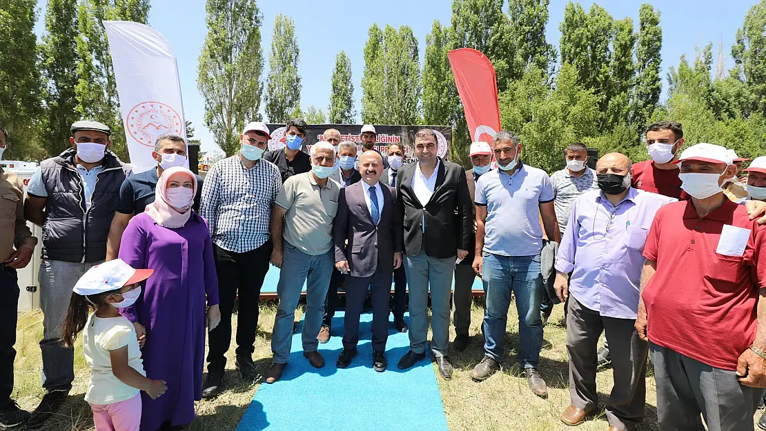 Ağrı'da kaz yetiştiricilerine kuluçka makinesi dağıtıldı