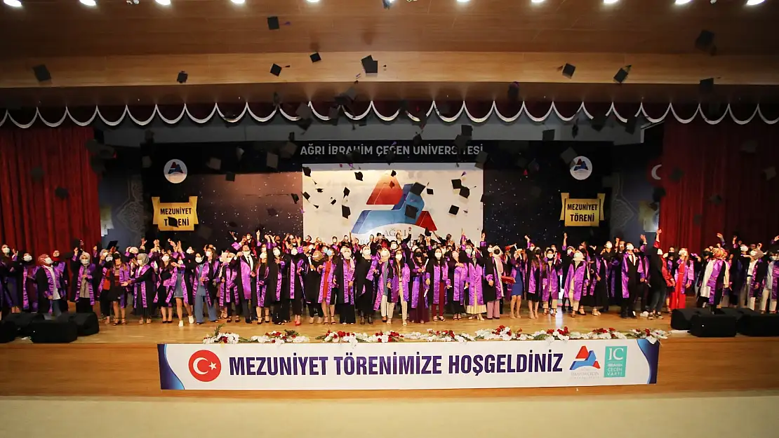 AİÇÜ'de yüz yüze mezuniyet töreni coşkusu