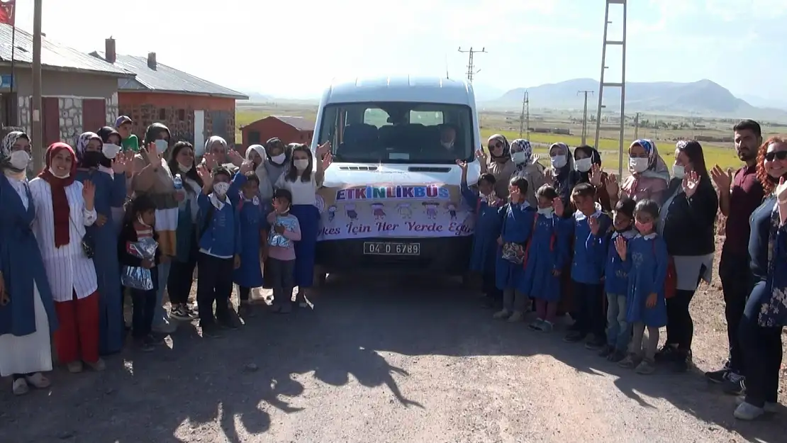 Doğubayazıt'ta 'Etkinlikbüs'' ekibi öğrencilerle bir araya geldi