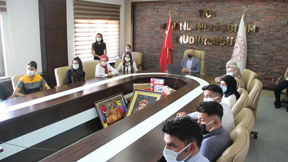 Ağrı'da '1000 Meslek Lisesi Sanatsal Etkinliklerde Buluşuyor' etkinliği ödülleri verildi