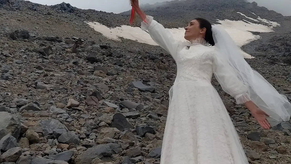 Gelinlik giyip  Ağrı Dağı ile evlendi