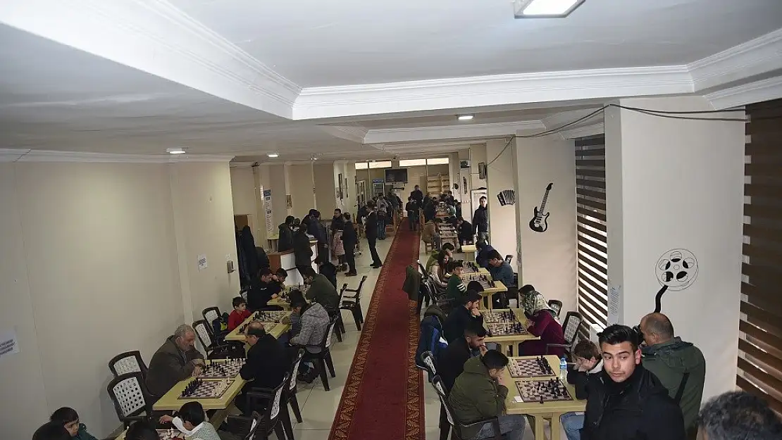 Ağrı'da ödüllü satranç turnuvası başladı