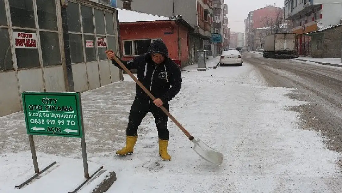 Ağrı'da kar yağışı devam ediyor