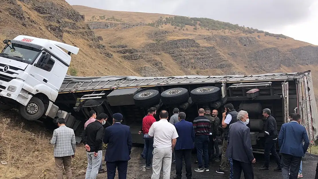 Kayganlaşan yolda kaza yapan tır devrildi