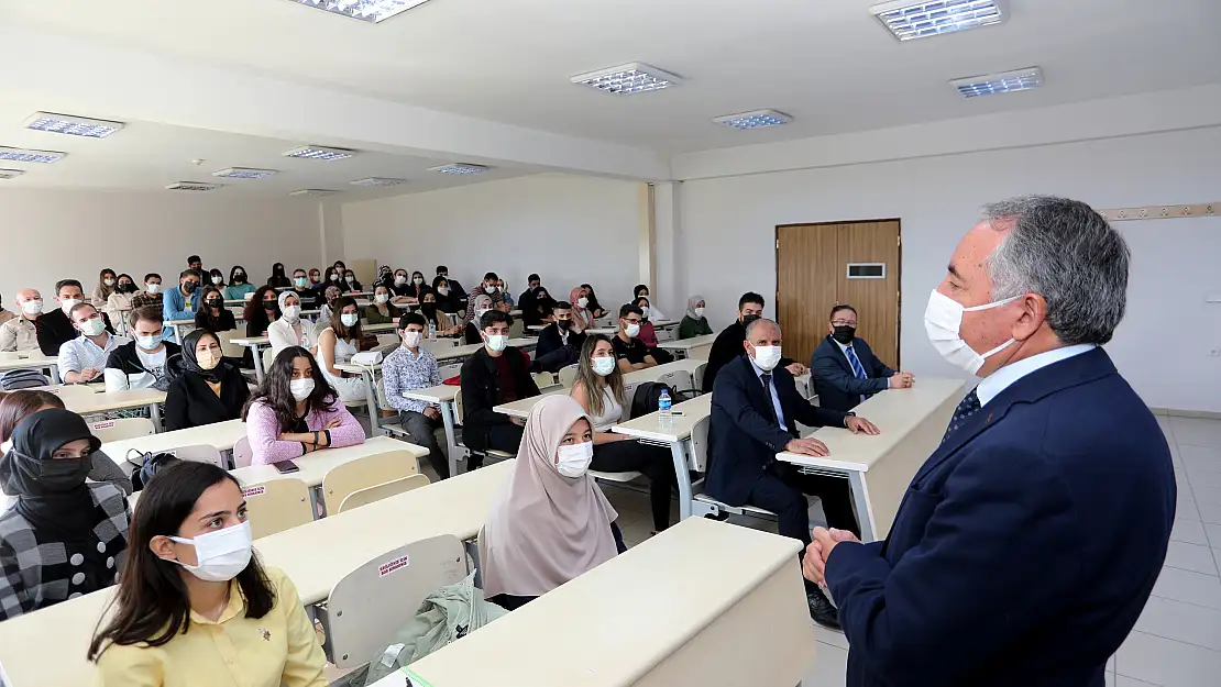 AİÇÜ'de Yüz Yüze Eğitimin İlk Dersini Rektör Prof. Dr. Karabulut Yaptı