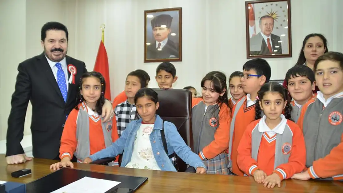 Ağrı'da başkanlık koltuğuna Suriyeli Berivan oturdu