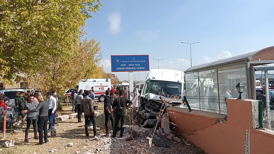 Ağrı'da okul servisi kaza yaptı: 7 yaralı