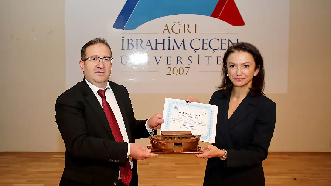 AİÇÜ'de 'Akılcı İlaç Kullanımı İçin Akıllı Eczacı' Konferansı Düzenlendi