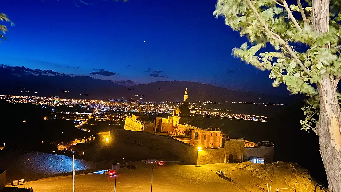 İshak Paşa Sarayı'nın gece manzarası büyüledi