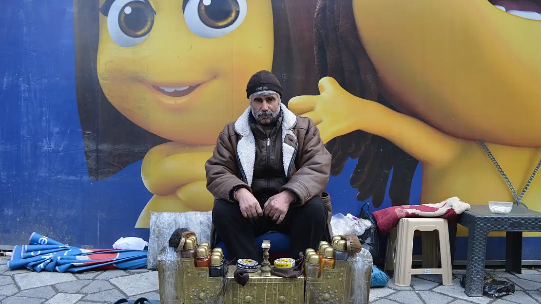 Ağrı'da ayakkabı boyayarak geçiniyor