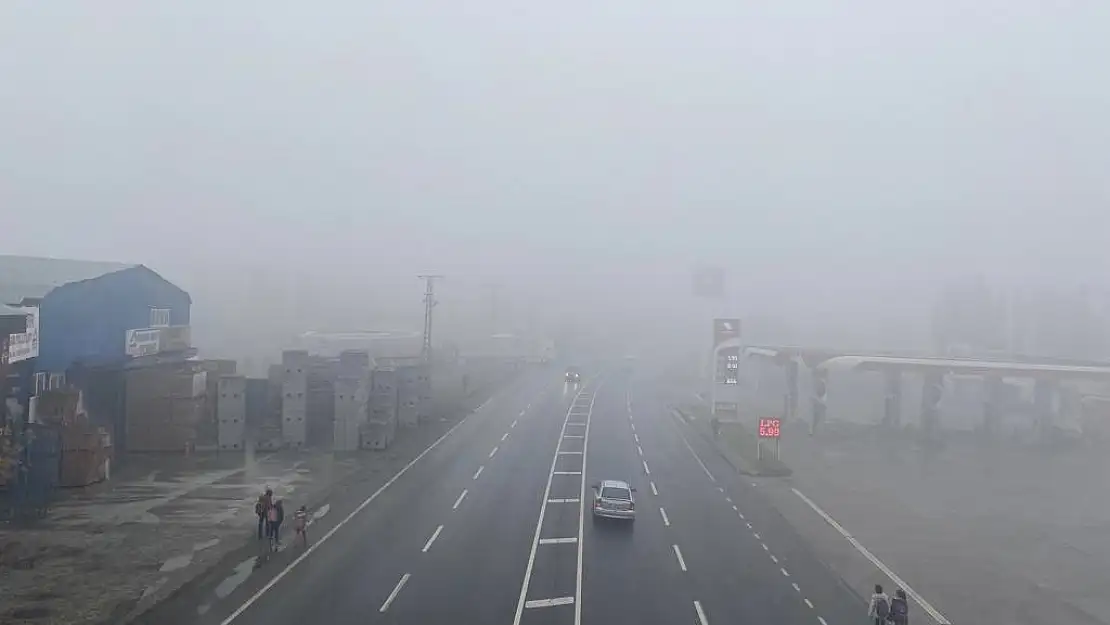 Ağrı'da yoğun sisten göz gözü görmedi