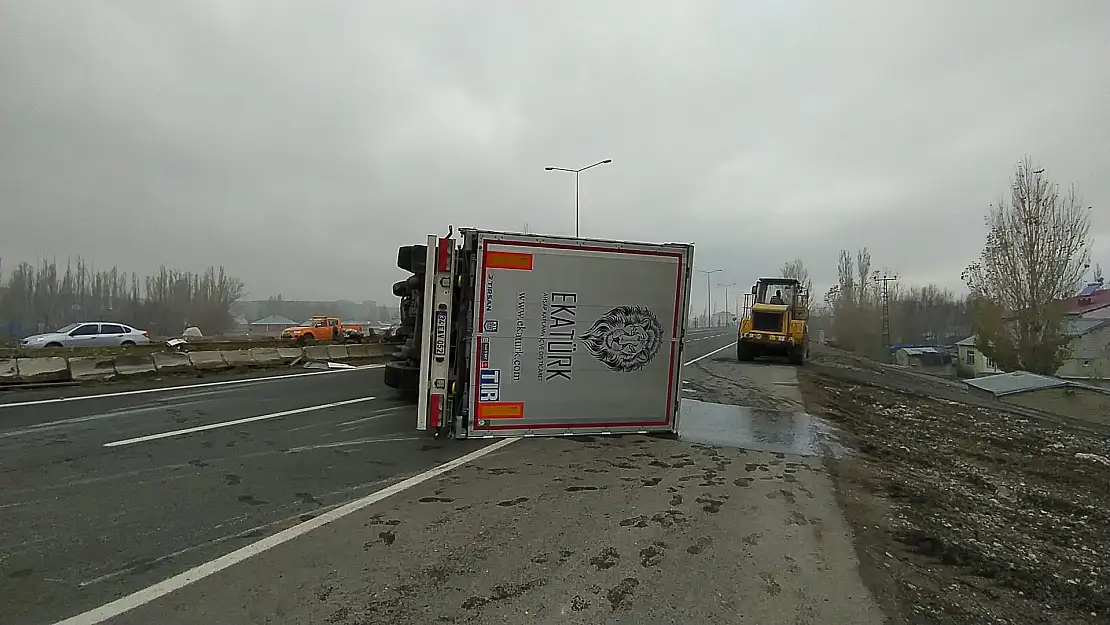 Ağrı'da tır devrildi, yol trafiğe kapandı